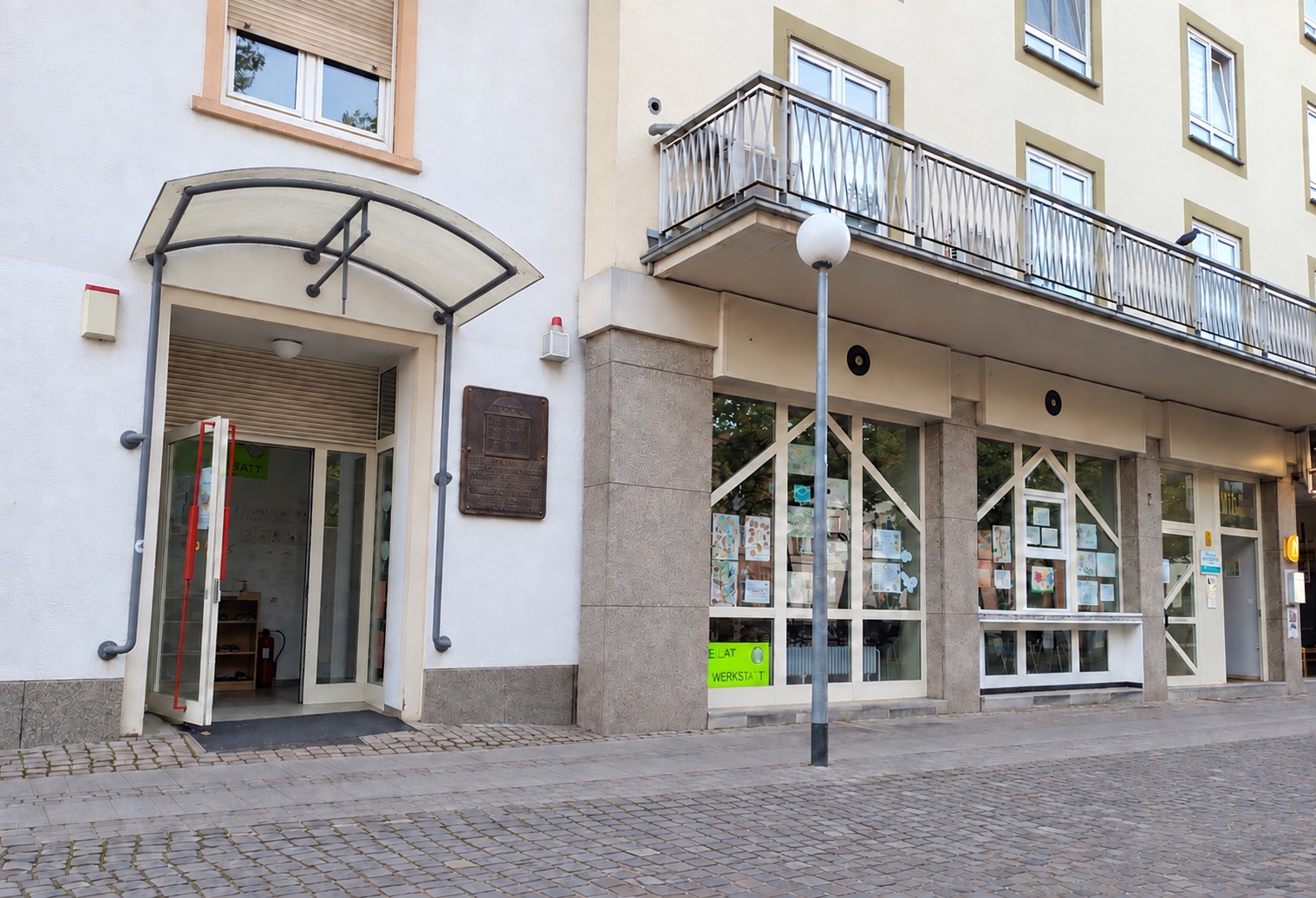 Nahaufnahme des Vereinsheims mit dem Eingang durch die linke Tür